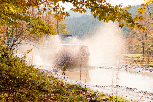 Canon Off Road Trip, Foto Jeep trecind prin apa Canon Off Road Trip, Foto Jeep trecind prin apa