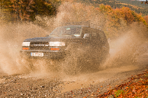 Canon Off Road Trip, Foto Jeep trecind prin apa Canon Off Road Trip, Foto Jeep trecind prin apa