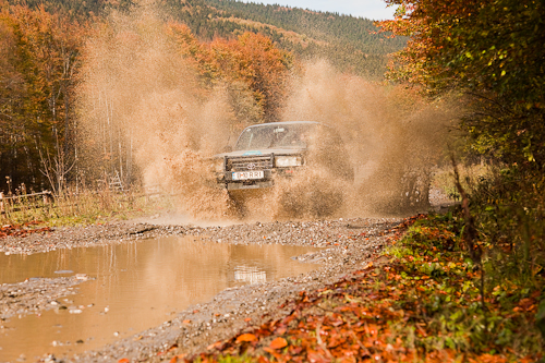 Canon Off Road Trip, Foto Jeep trecind prin apa Canon Off Road Trip, Foto Jeep trecind prin apa